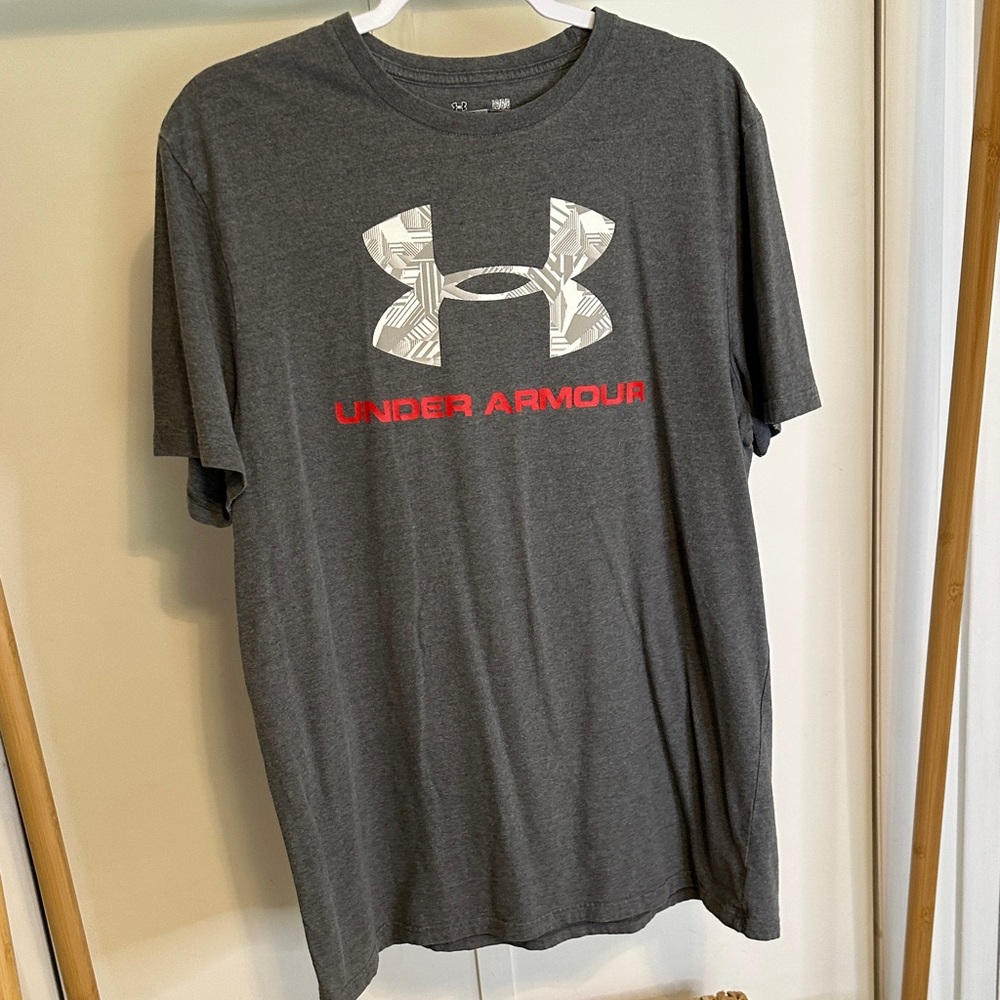 Under Armour Men's Charcoal Tee size large‎